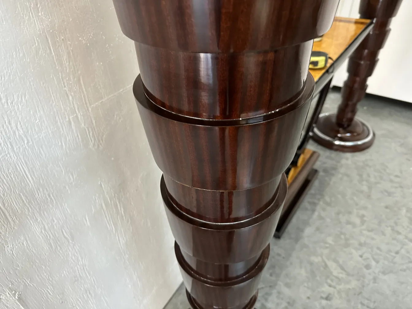 Seitenansicht von 2 antiken Stehleuchten mit schmalen, hohen Basen