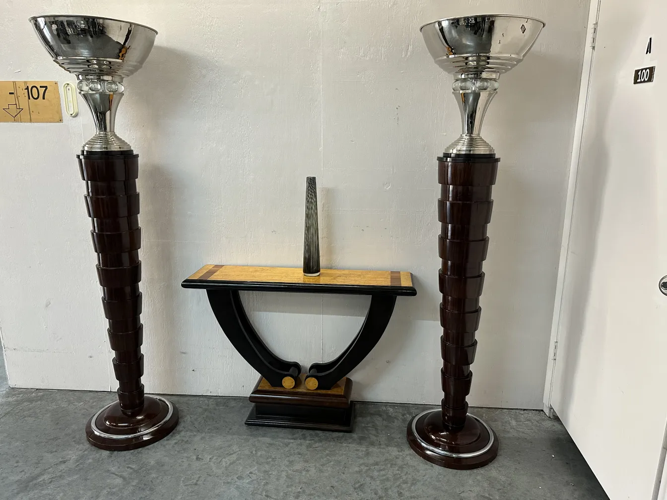 duas lâmpadas de piso decorativas antigas em um ambiente interno.