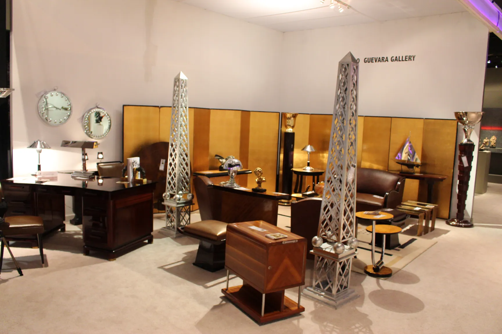 Dos lámparas de pie antiguas de elegante diseño en un ambiente sofisticado con muebles clásicos.