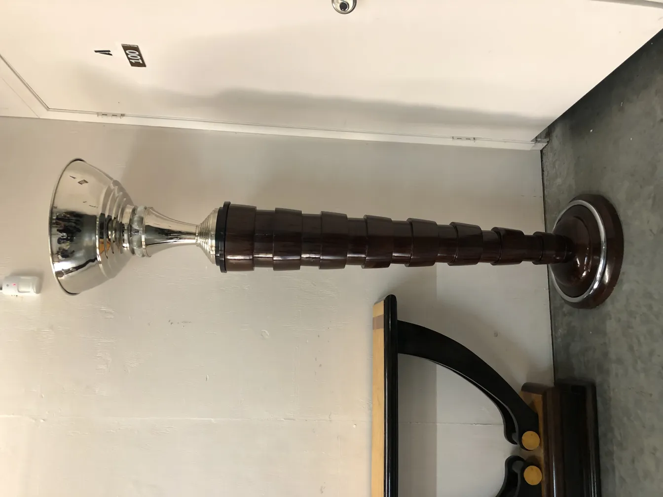 Lanternas de piso antigas com base elegante, ambiente acolhedor.