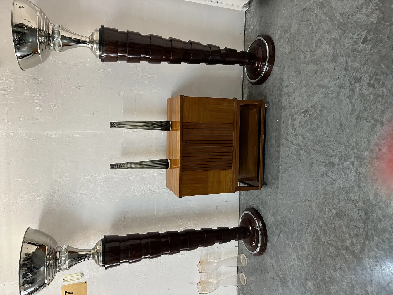 Par de lâmpadas de piso antigas com detalhes decorativos