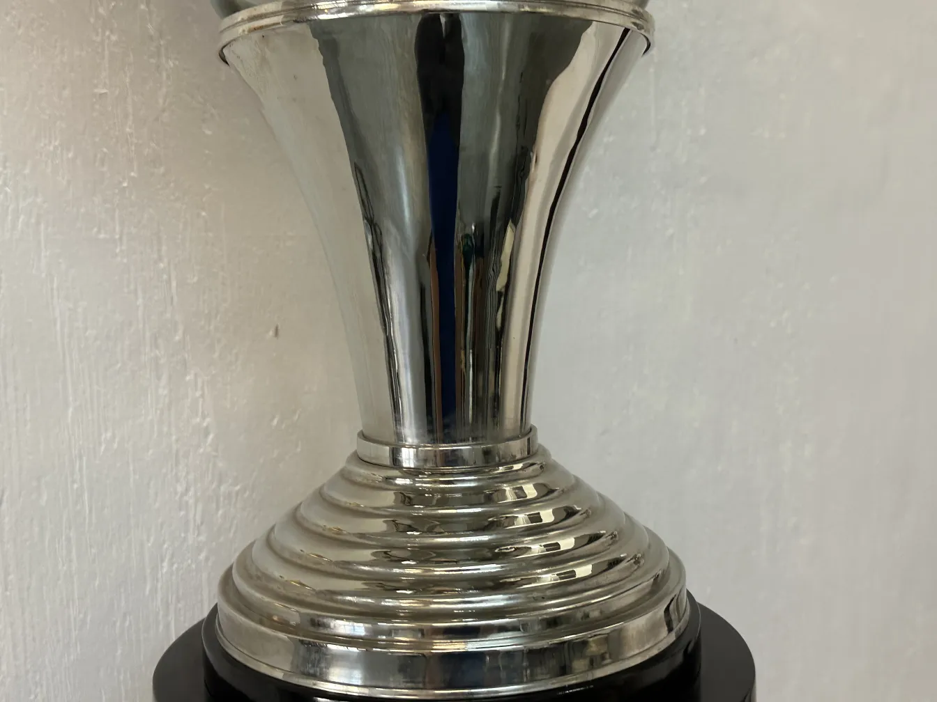 due lampade da terra antiche con design elegante in un ambiente accogliente.