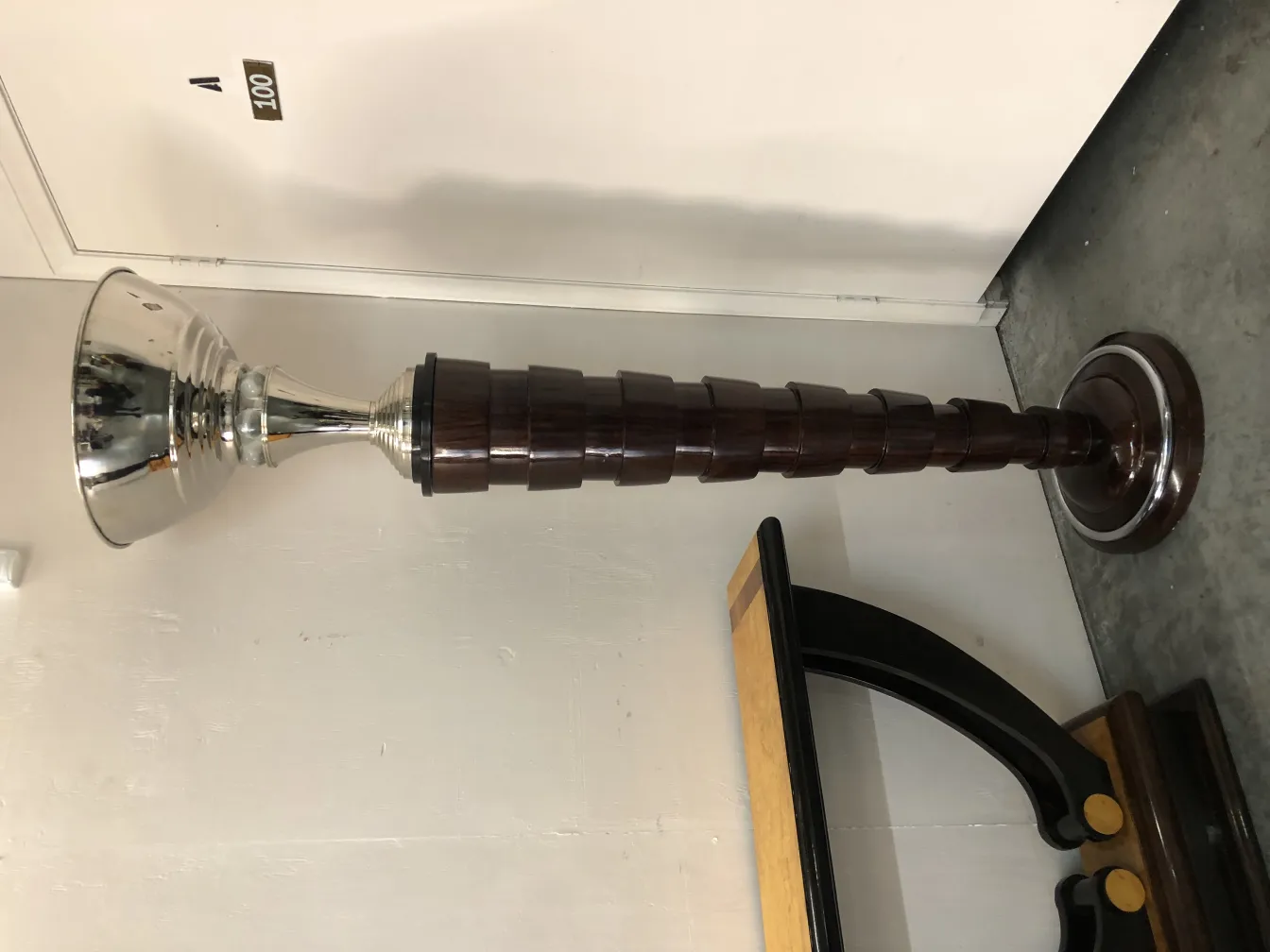 装飾的なベースを持つ二つの古いフロアランプが、優雅な環境にあります