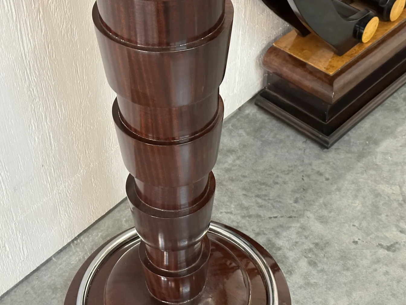 zwei antike Stehleuchten mit dekorativem Design in einer eleganten Umgebung