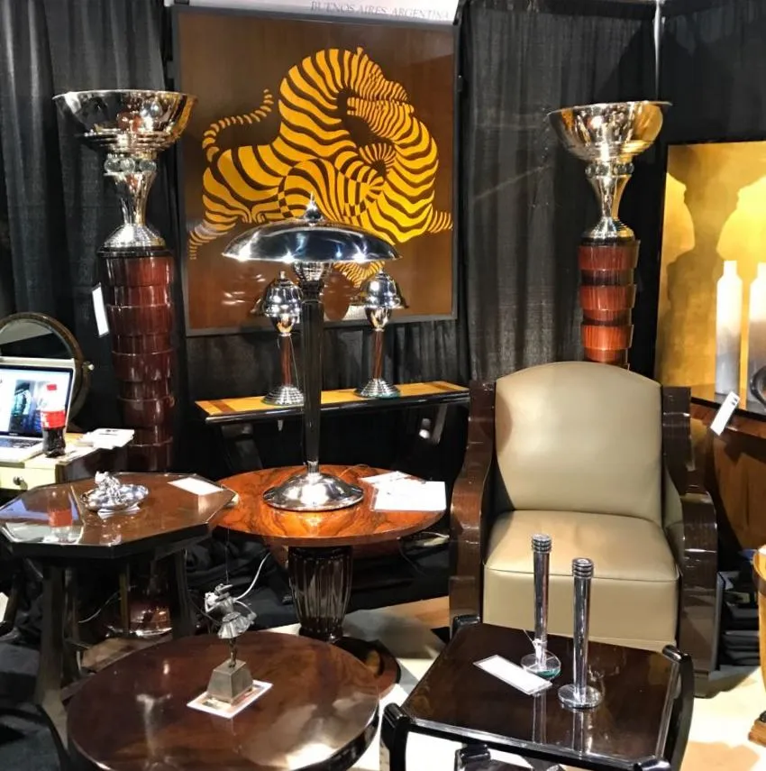 zwei antike Stehleuchten mit einzigartigem Design in einem eleganten Ambiente