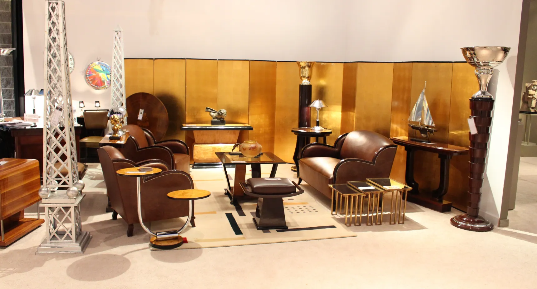 Zwei antike Stehleuchten in einer eleganten Umgebung