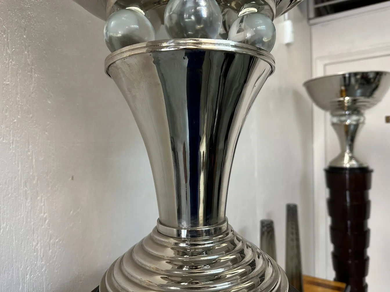 Vue détaillée de 2 lampadaires anciens, avec élégance et lumières sphériques.