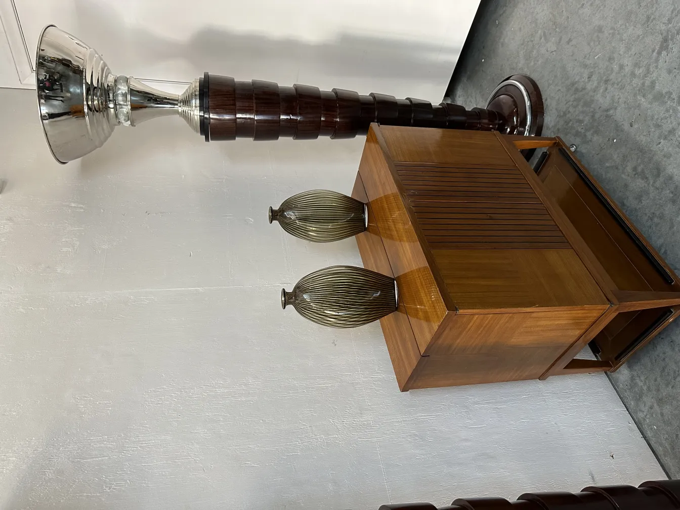 2 lampade da terra antiche con dettagli decorativi in un ambiente elegante