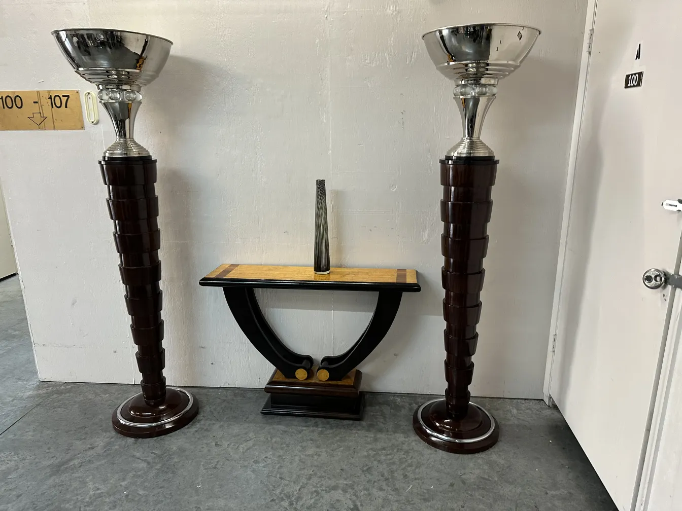 deux lampadaires antiques avec des bases élégantes