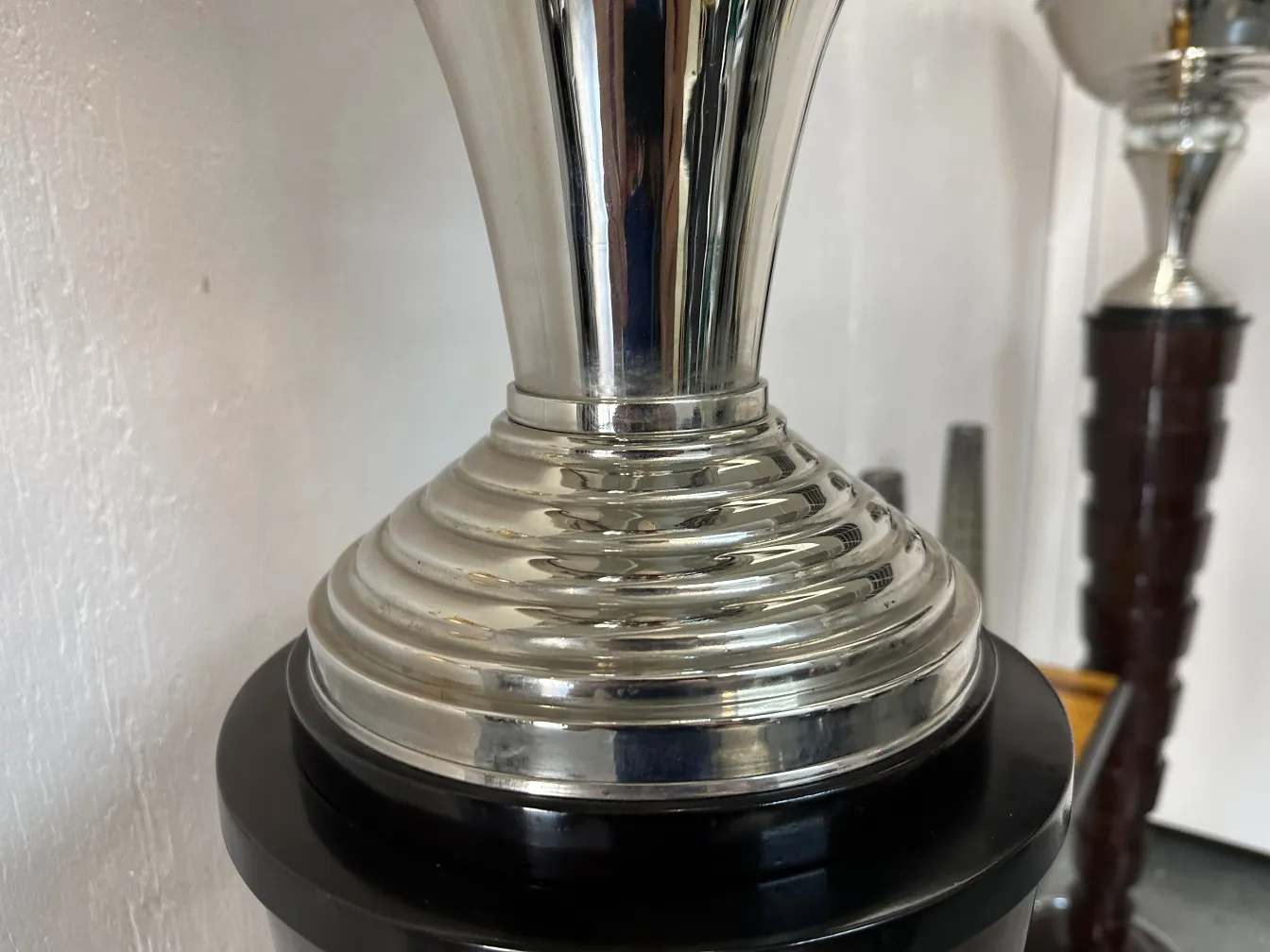 Деталь 2 старинных торшеров с детализированным дизайном на основании, в классической обстановке.