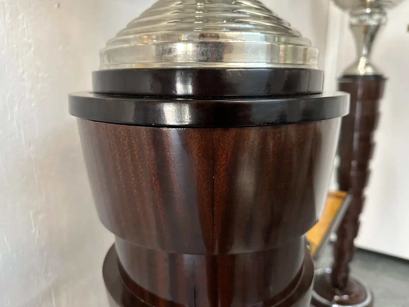 Vista ravvicinata di due lampade da terra antiche, design elegante