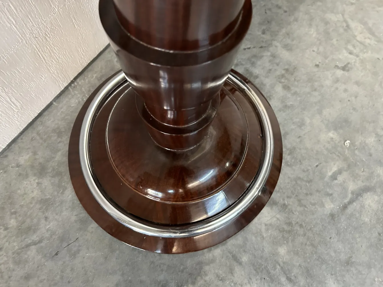 Duas lâmpadas de piso antigas com base decorativa clássica, em um ambiente simples.