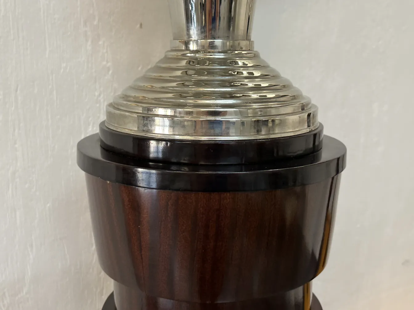 zwei antike Stehleuchten mit elegantem Design in einer gemütlichen Umgebung