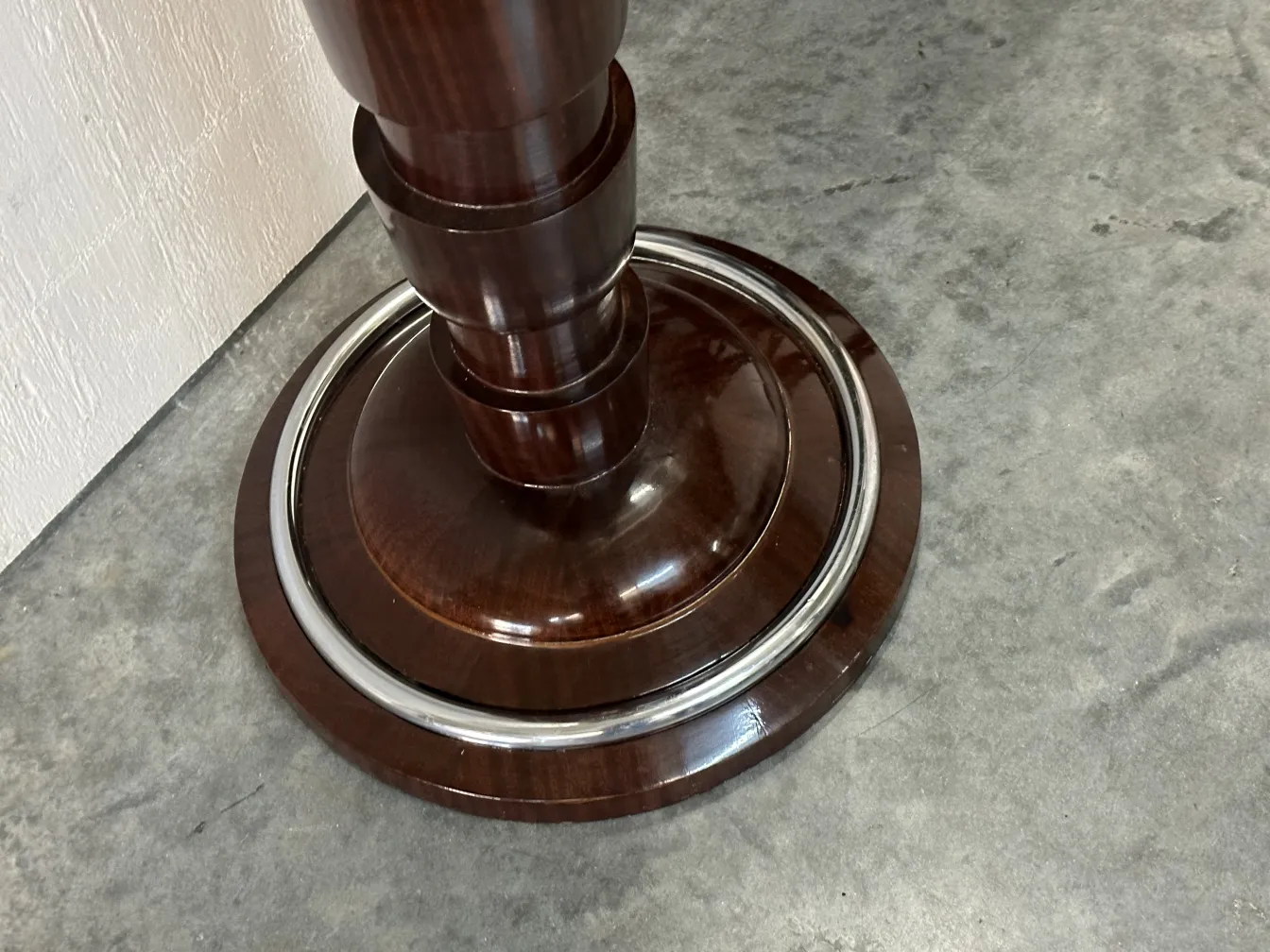 base decorativa de lamparas de pie antiguas en ambiente neutro