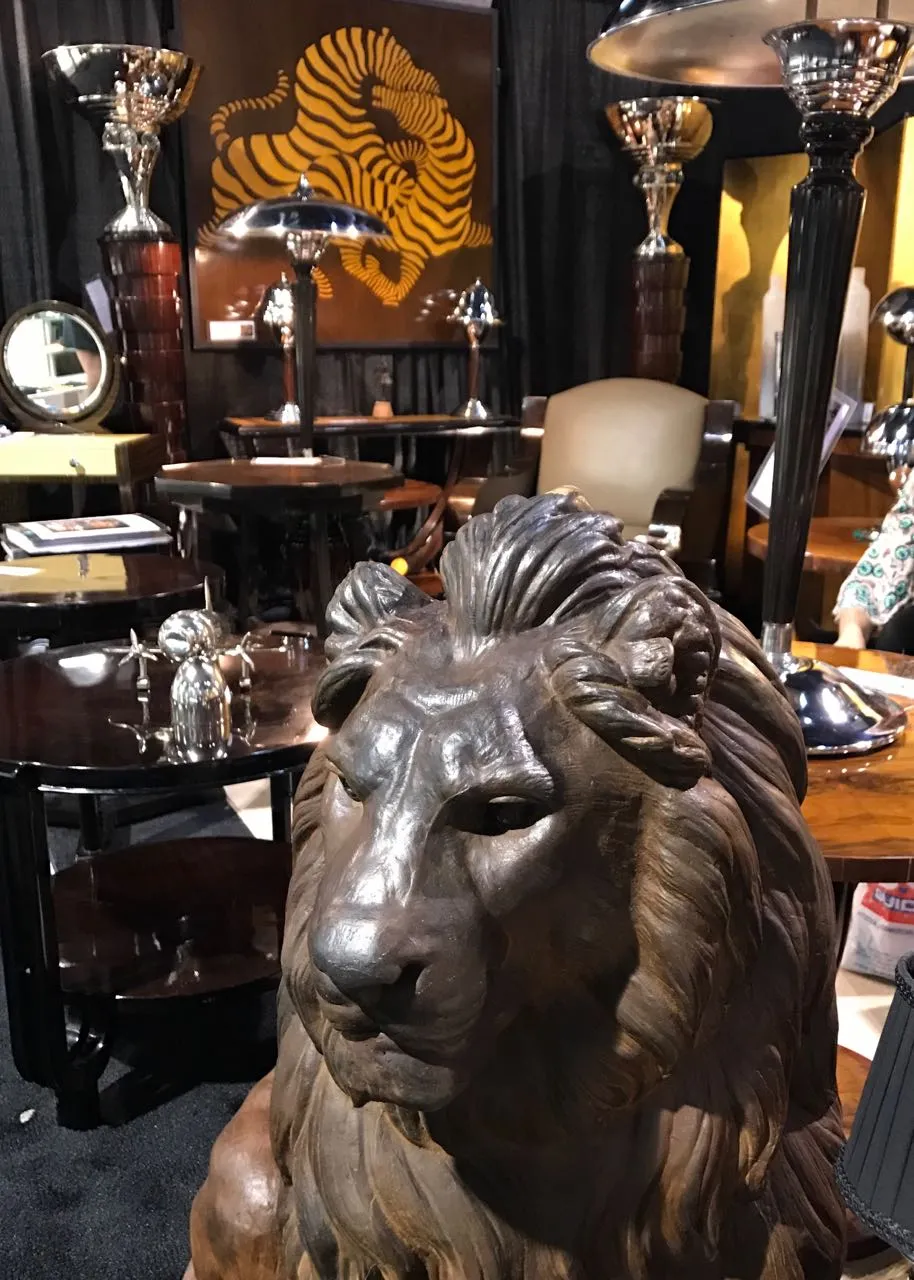2 lampadaires anciens dans un cadre décoratif avec un lion en pierre