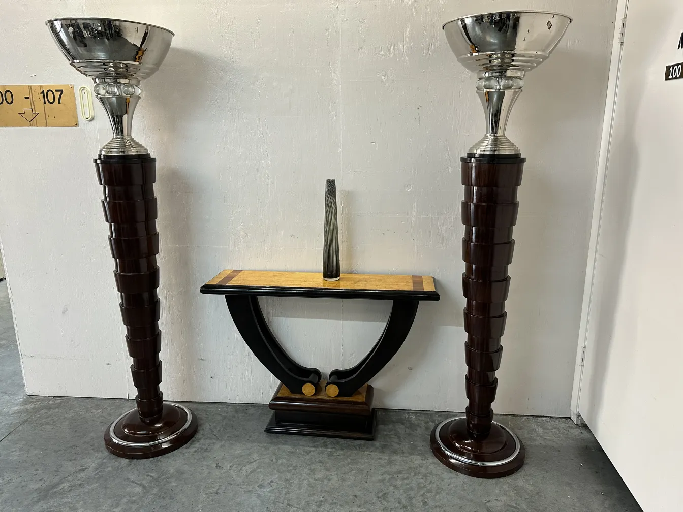 Deux lampadaires anciens avec des bases élégantes dans un cadre moderne.