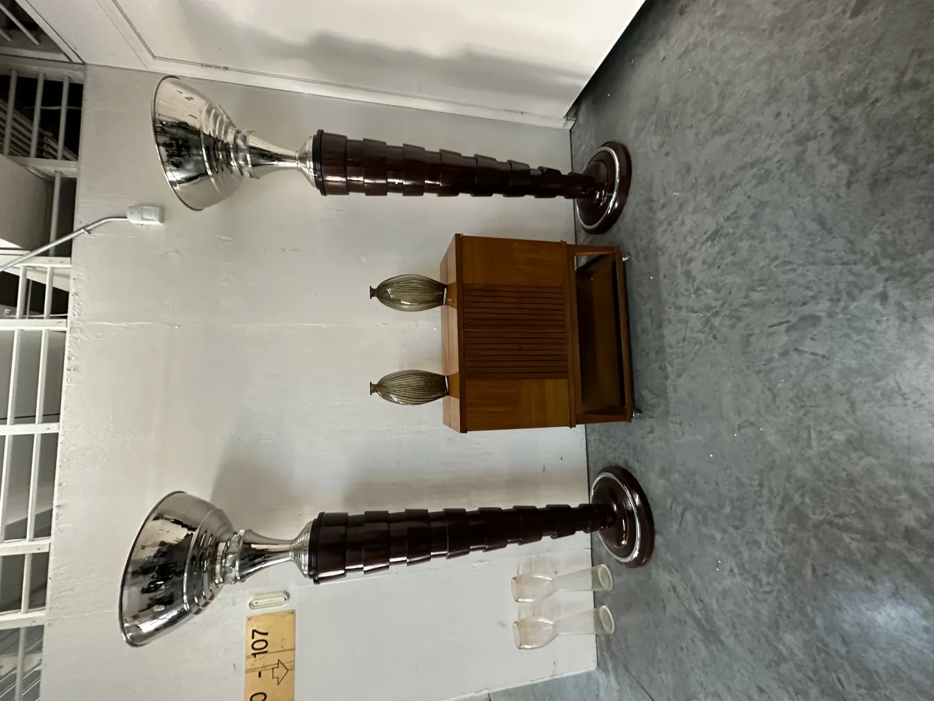 dos lámparas de pie antiguas junto a un mueble vintage