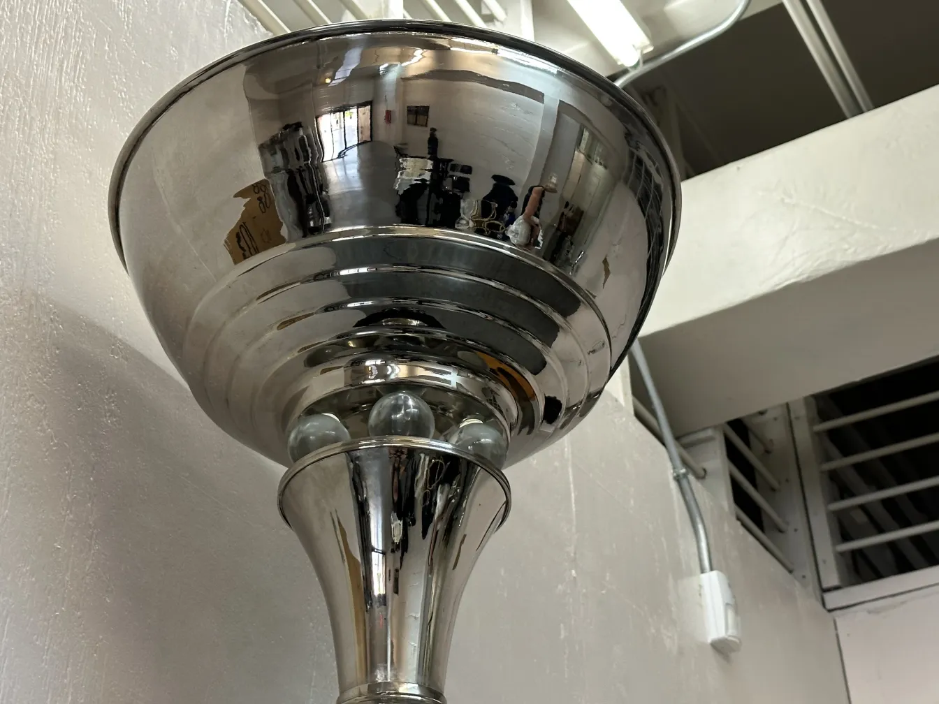 Due lampade da terra antiche con finitura lucida in un ambiente interno