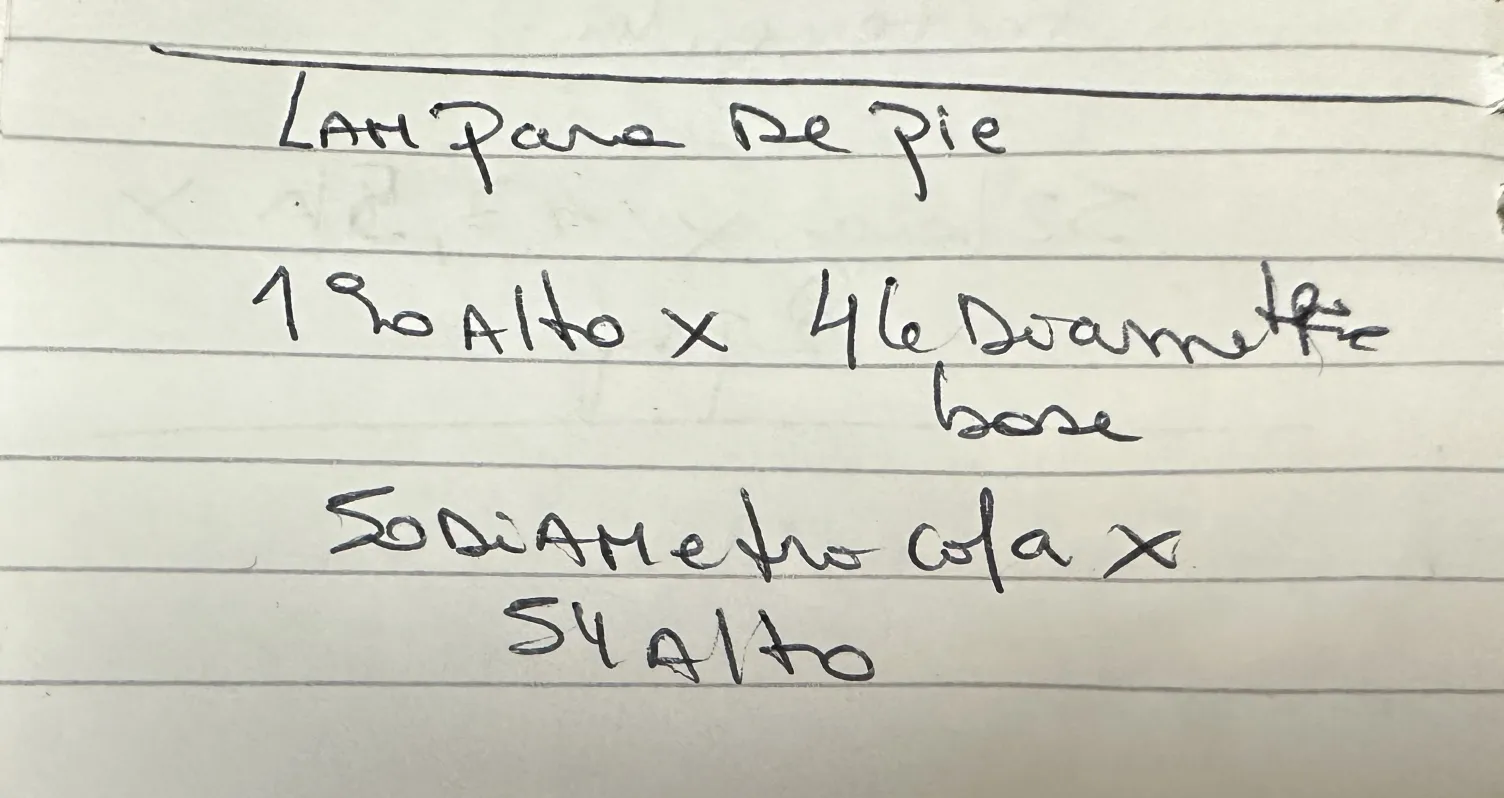 아늑한 환경에 있는 2개의 앤티크 플로어 램프, 따뜻한 불빛