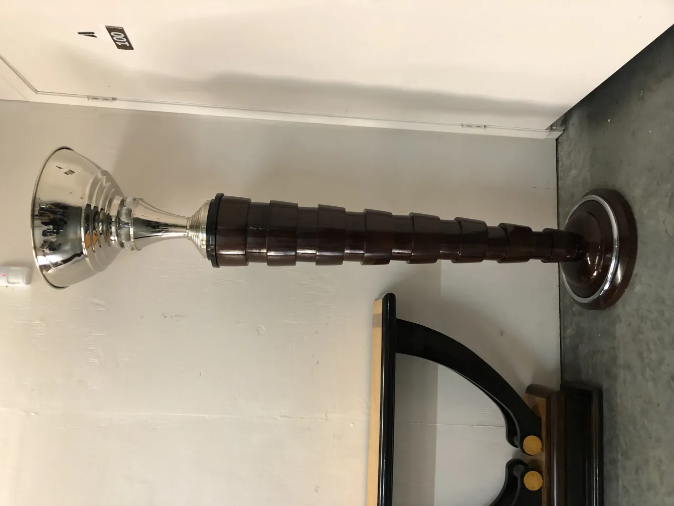 Par de lâmpadas de piso antigas com base decorativa e cúpula brilhante