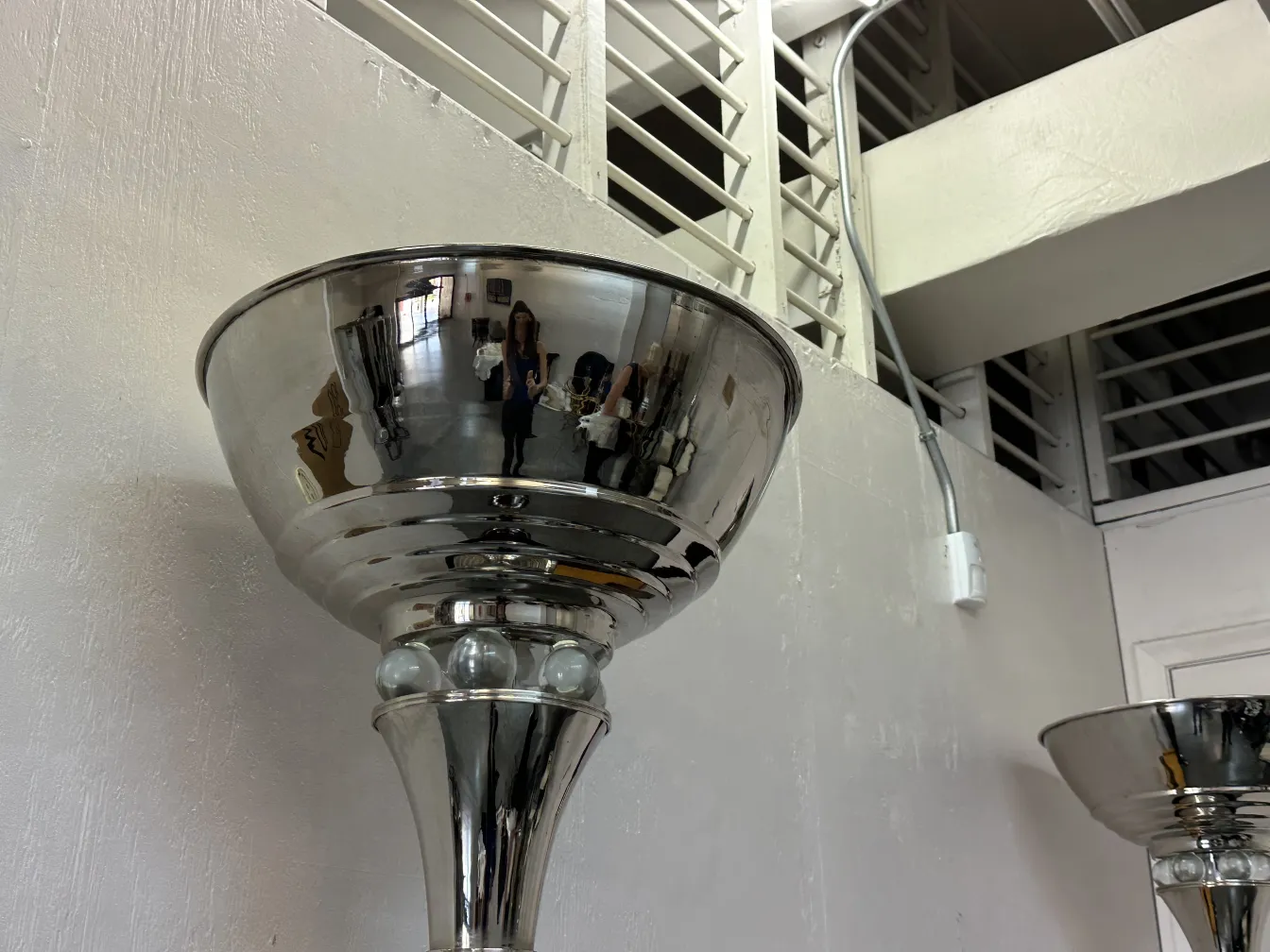 Deux lampadaires antiques dans un cadre moderne.