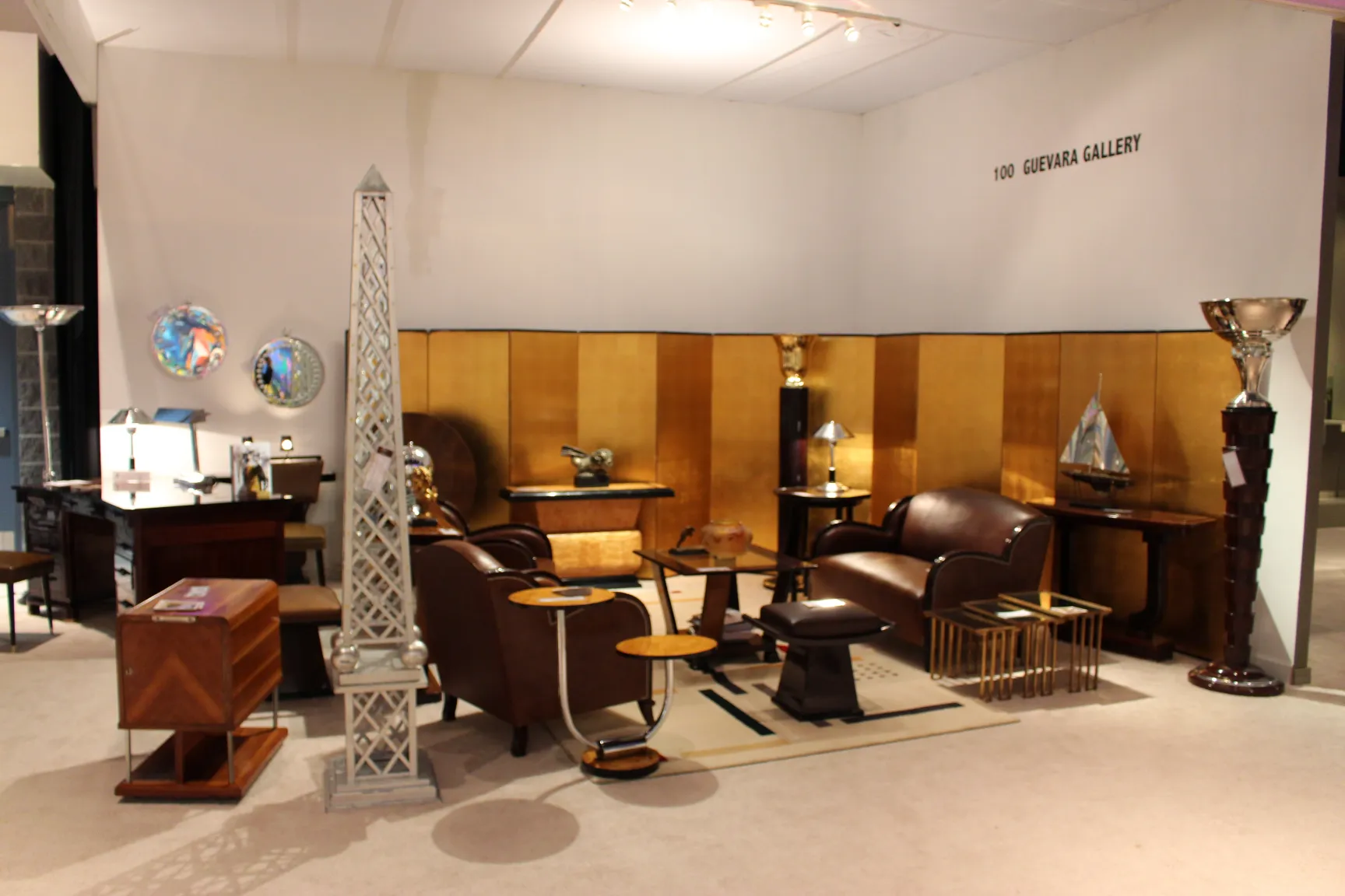 dos lámparas de pie antiguas en un ambiente de galería con muebles