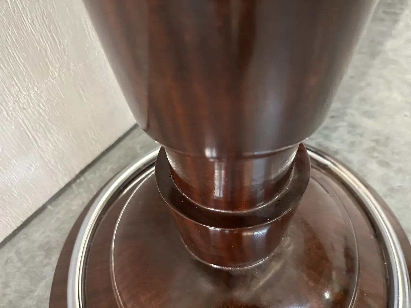 dos lámparas de pie antiguas en ambiente decorativo, elegantes