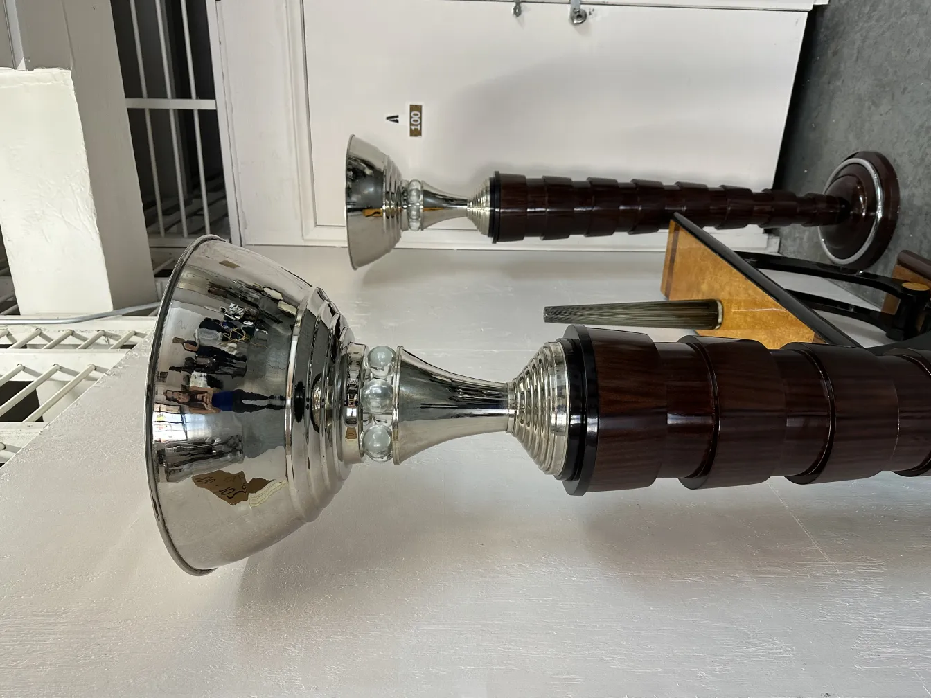 2 lampadas de piso antigas em um ambiente decorativo