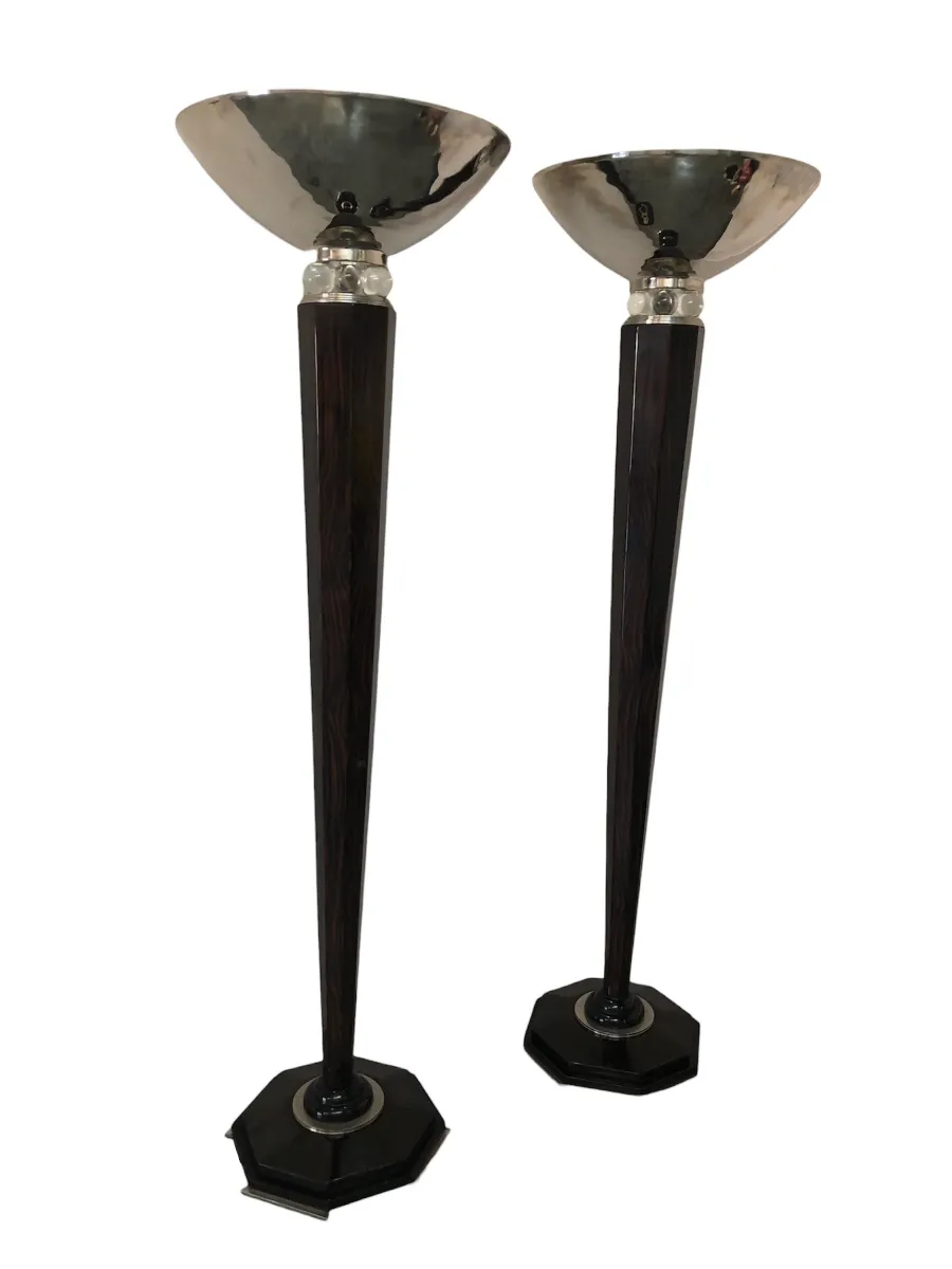 Conjunto de duas lâmpadas de piso antigas com bases decorativas