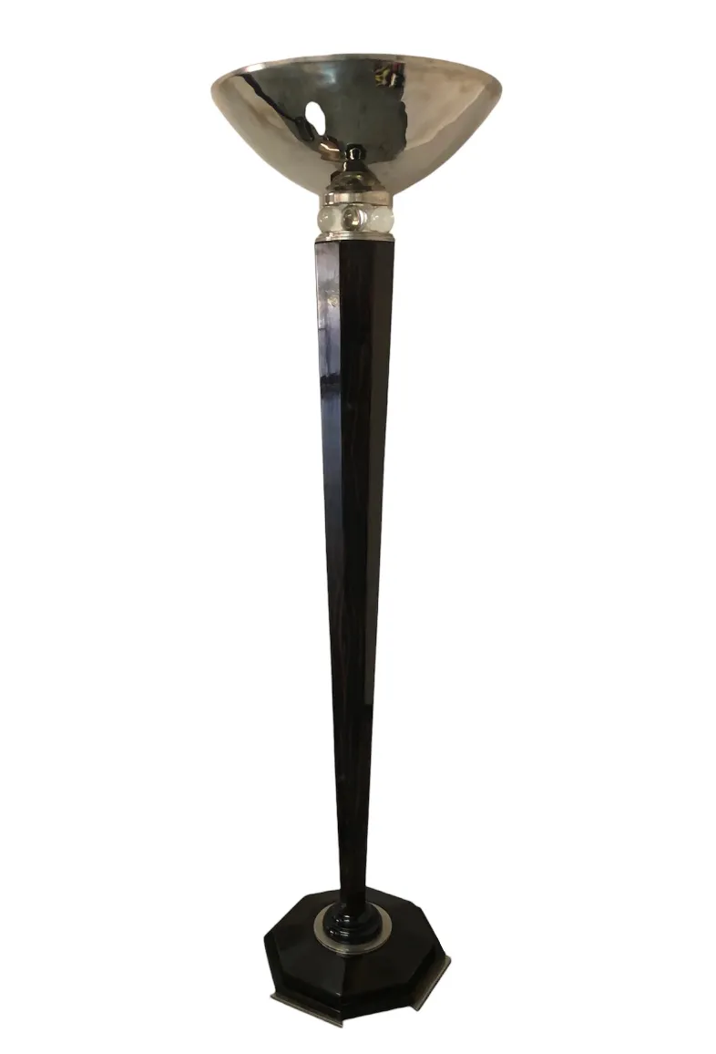 Conjunto de duas lâmpadas de piso antigas com design elegante em um ambiente clássico