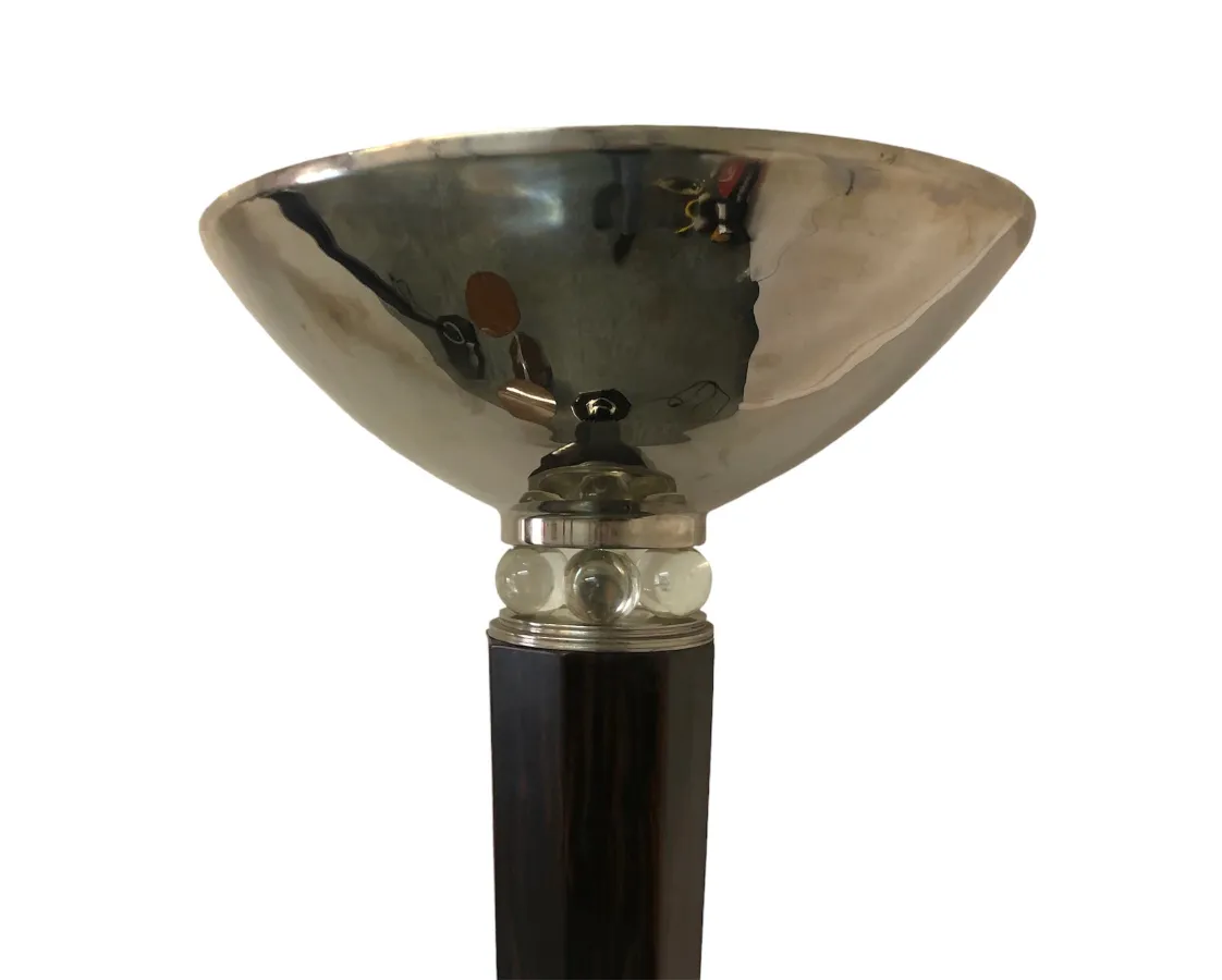 दो प्राचीन फ़्लोर लैंप, आकर्षक डिज़ाइन, उज्ज्वल माहौल में।