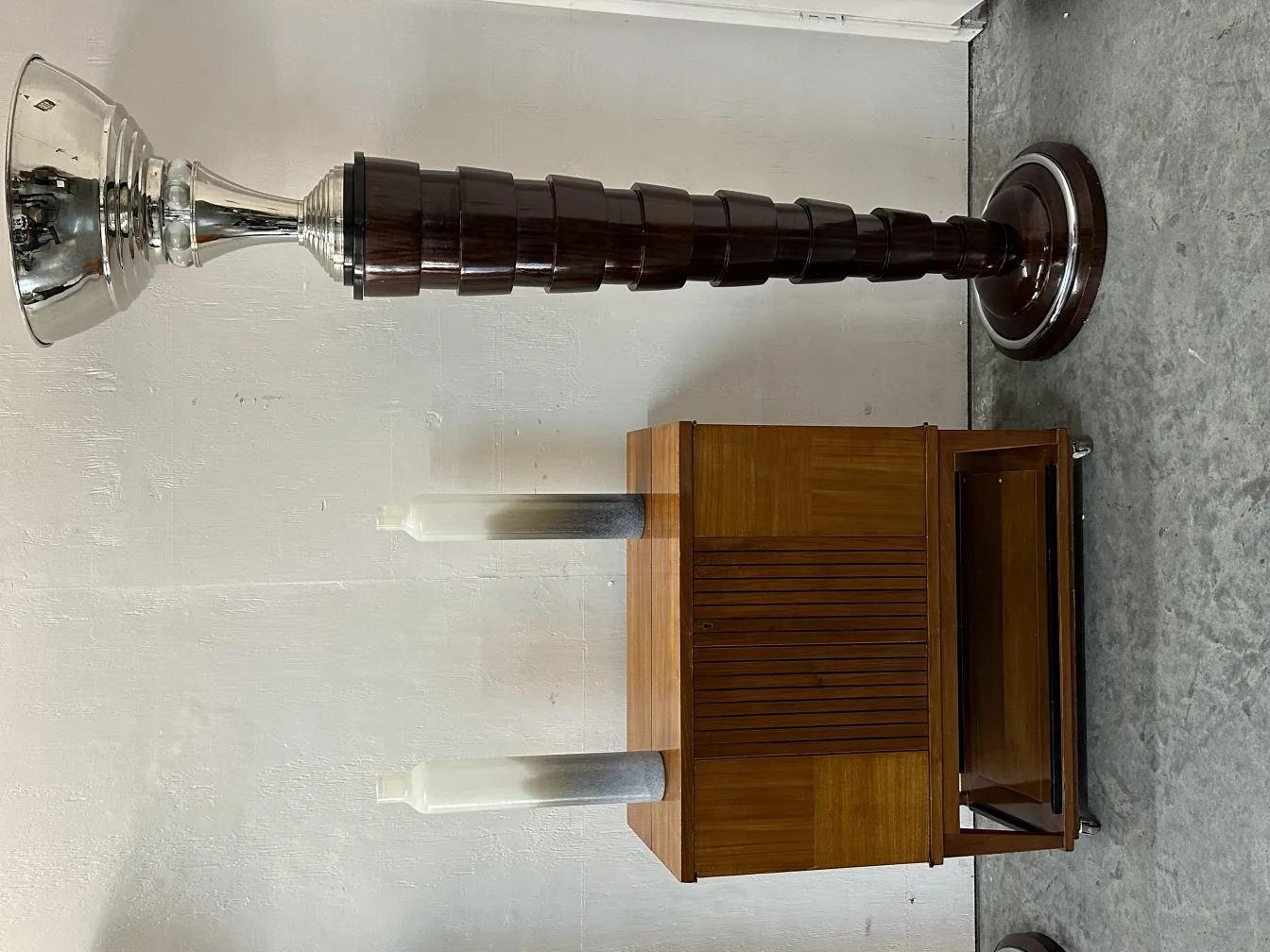 due lampade da terra antiche con design elegante in un ambiente classico