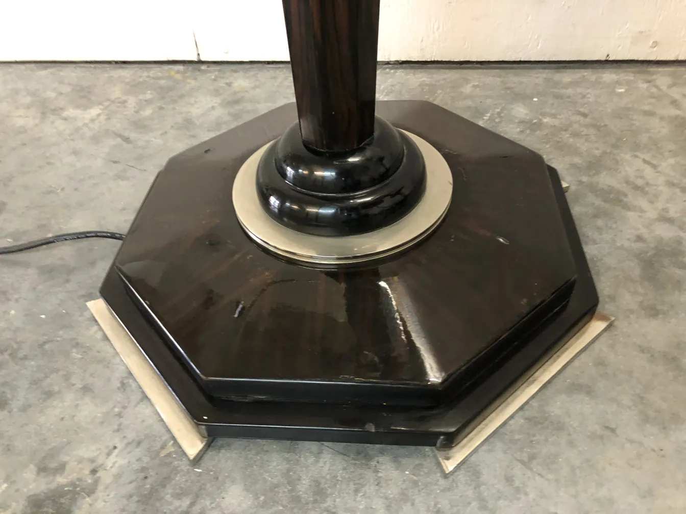 base ottagonale di lampade da terra antiche con cablaggio visibile