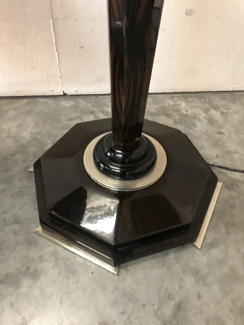 两款古董落地灯，经典设计，优雅的中性背景。