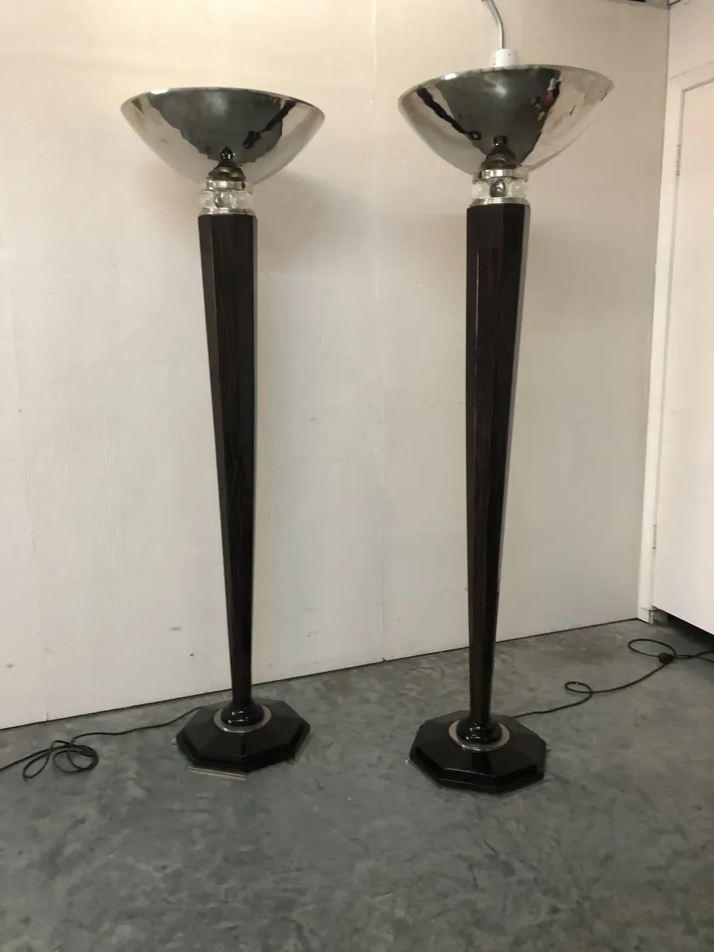 duas lâmpadas de piso antigas em um ambiente minimalista