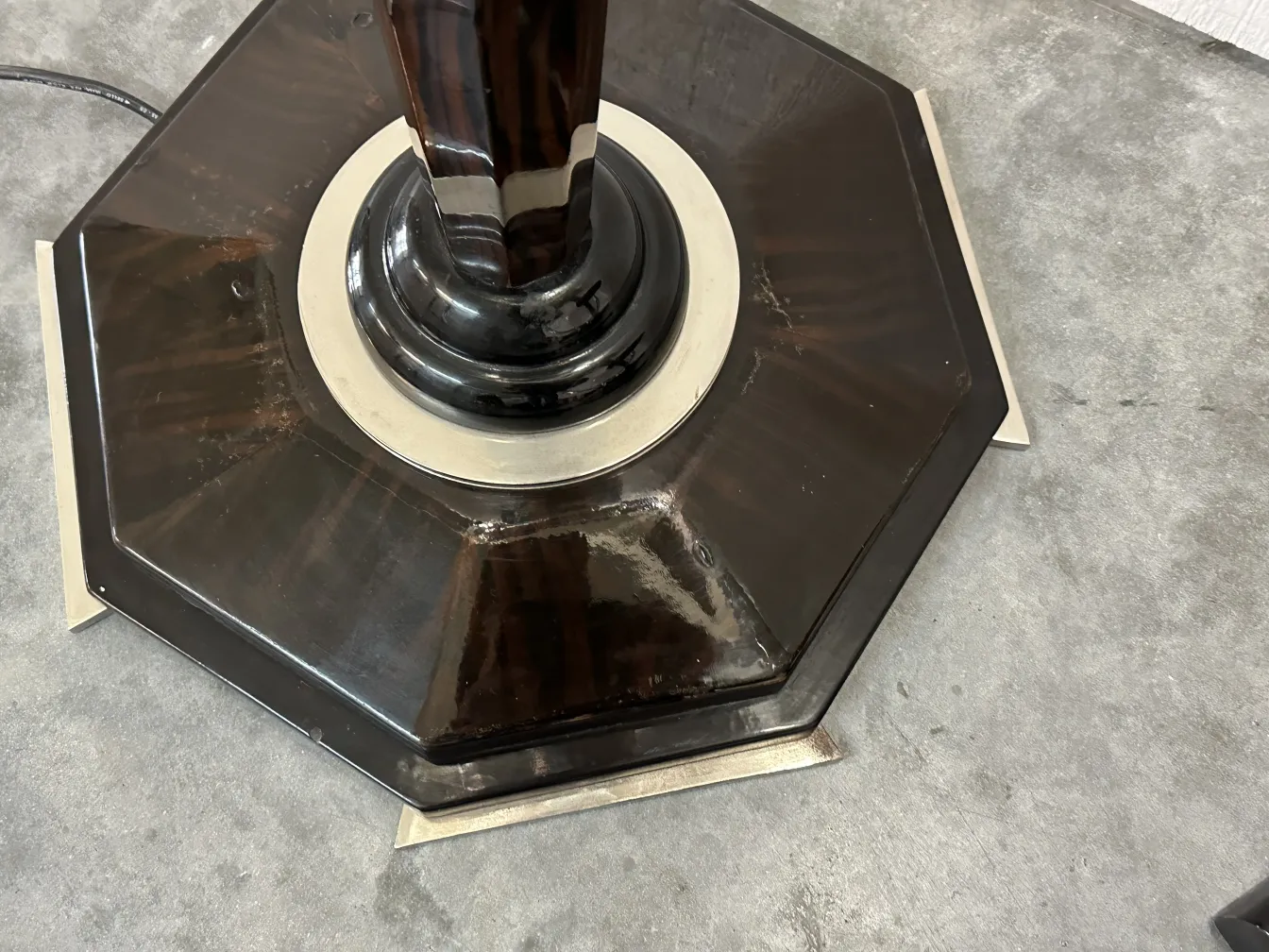 Duas lâmpadas de piso antigas com design elegante, base octogonal