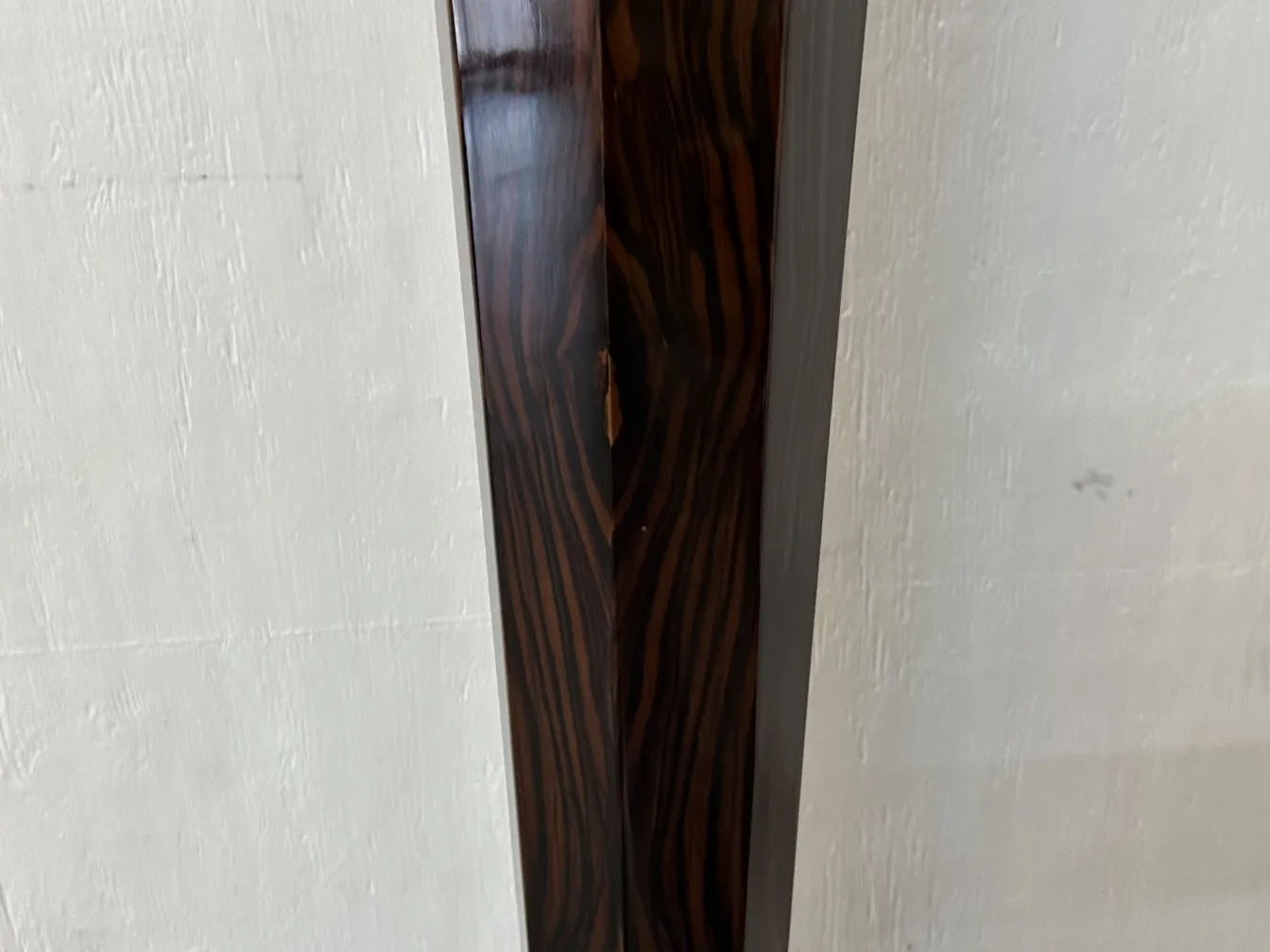 deux lampadaires antiques dans un cadre minimaliste