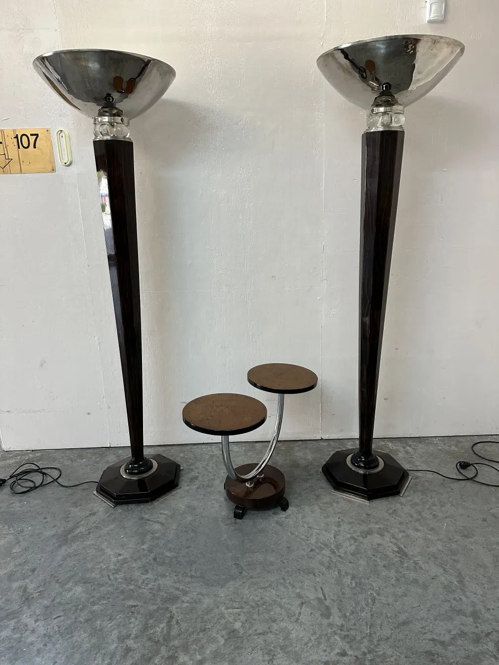 duas lampadas de piso antigas com bases octagonais em um ambiente moderno