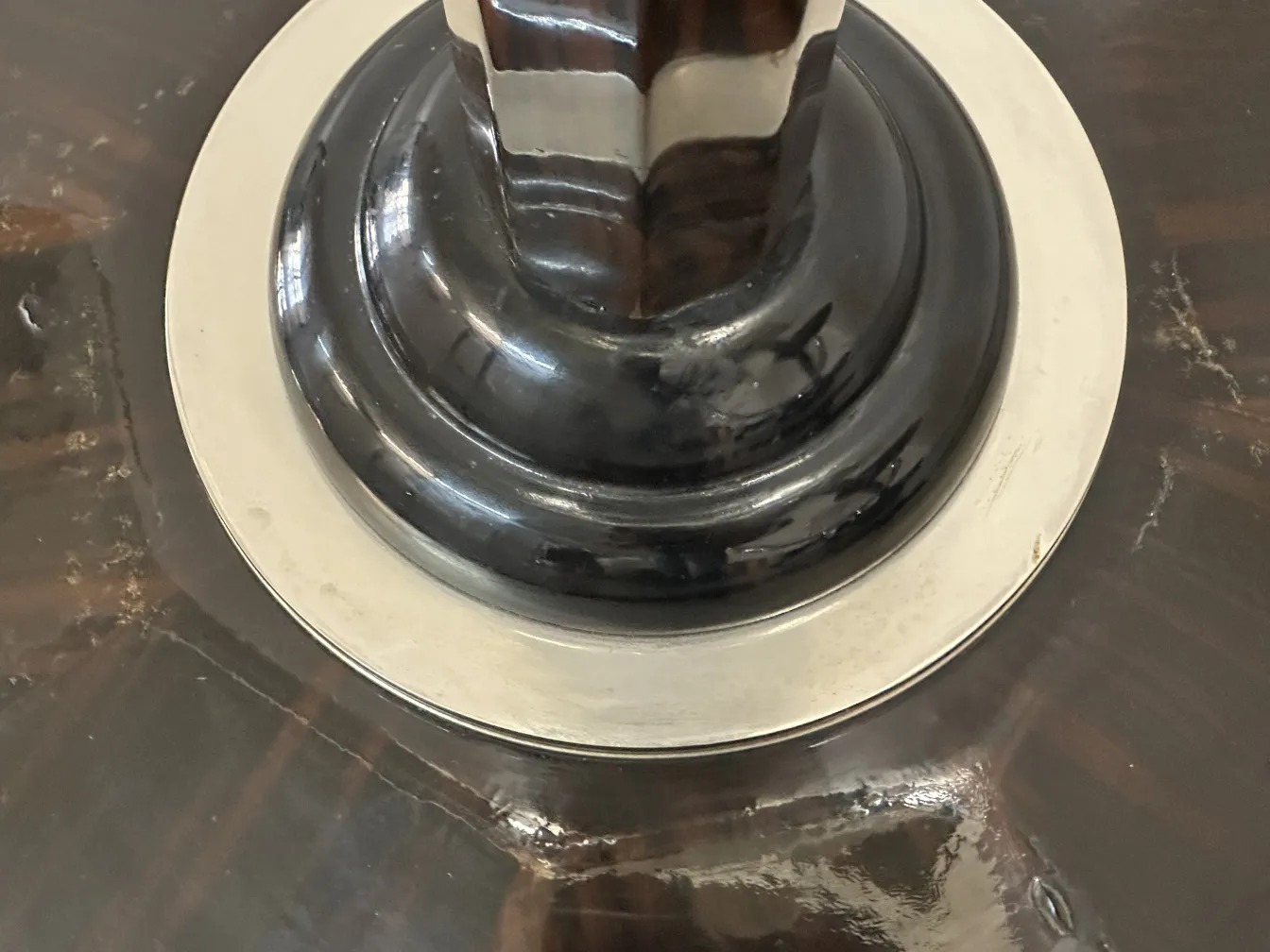 Duas lâmpadas de piso antigas em ambiente clássico com base elegante