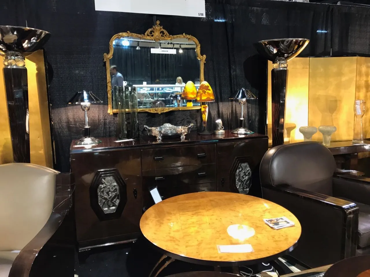 2 lampadas de piso antigas com base decorativa e luz suave, em um ambiente elegante