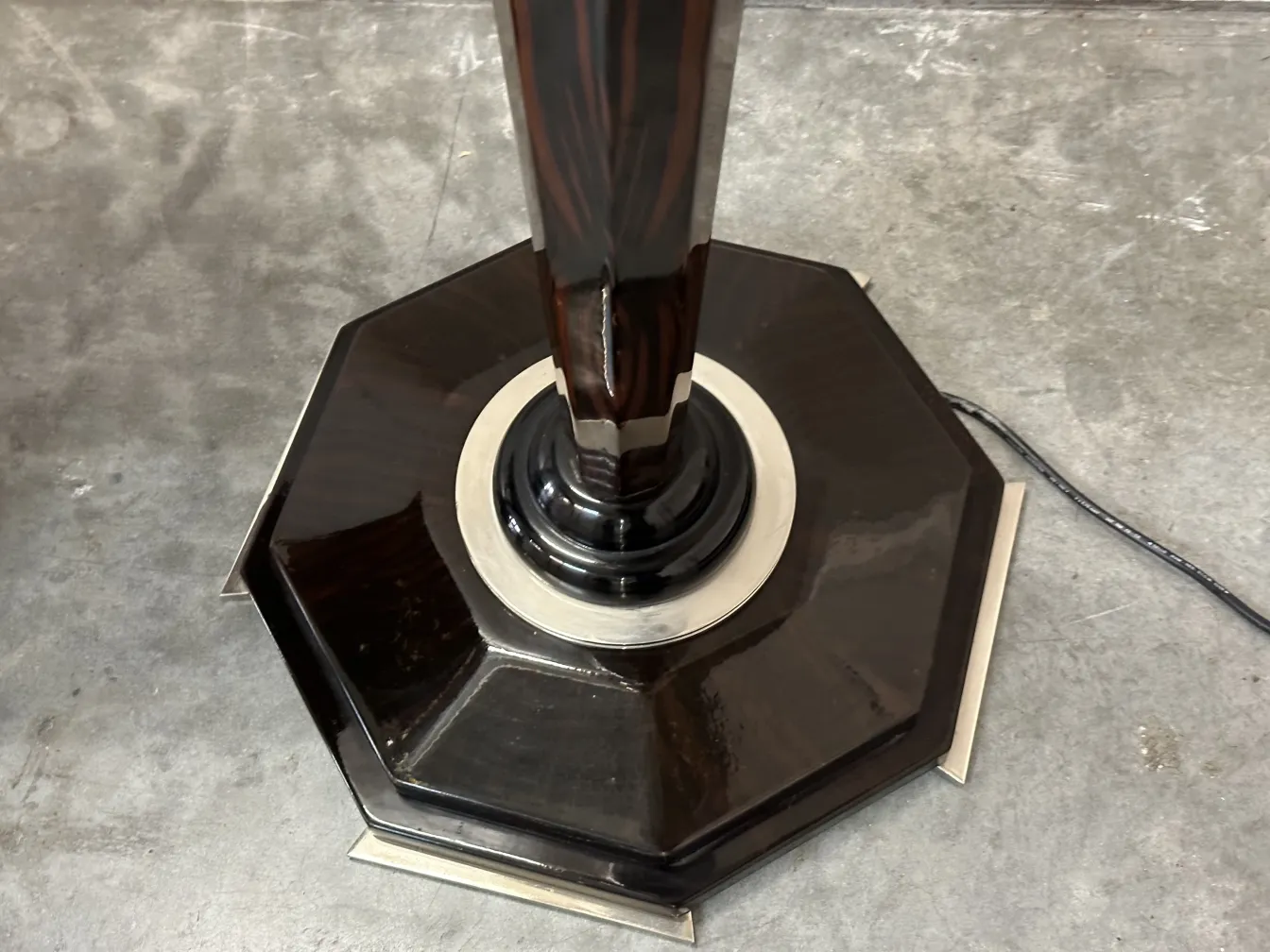 عرض قاعدة مثمنة الشكل لمصباحين أرضيين قديمين بتصميم أنيق.