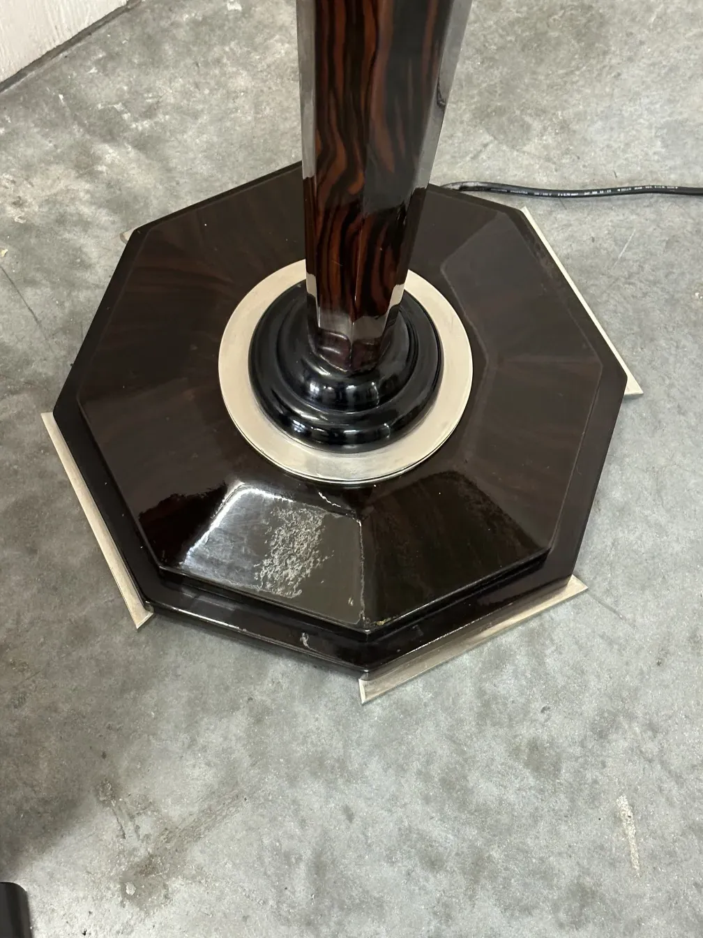 due lampade da terra antiche con base decorativa e distintiva