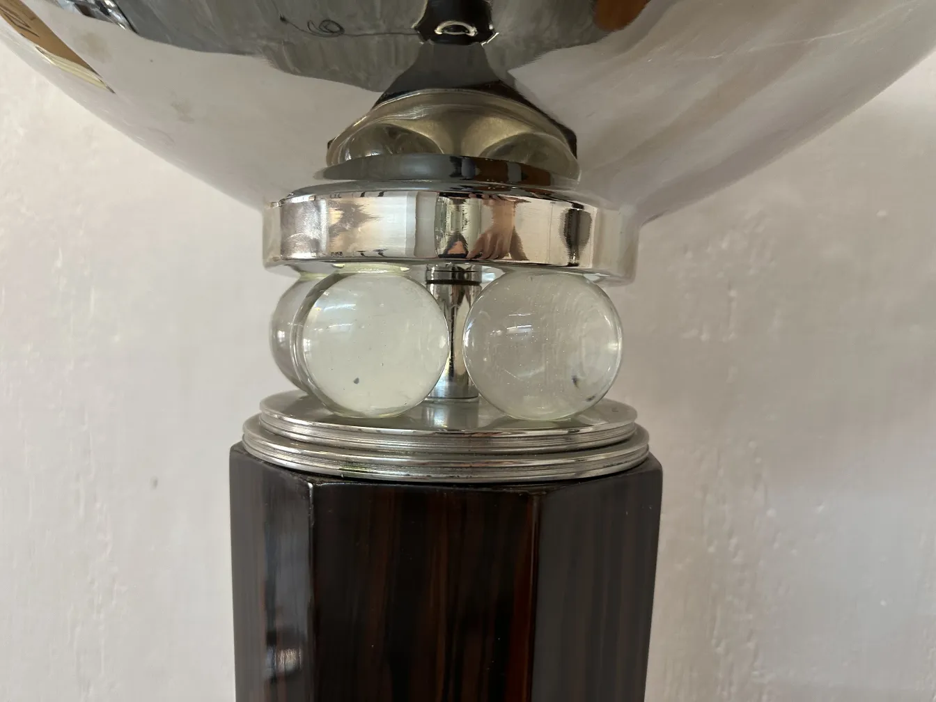 deux lampadaires antiques avec des finitions élégantes dans un environnement chaleureux