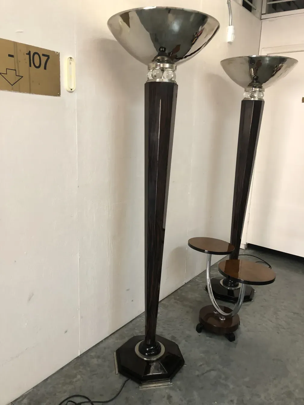 2 lampadaires anciens avec design décoratif à la base