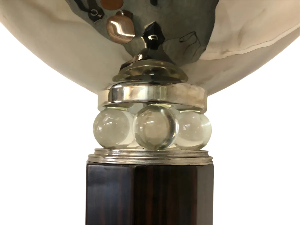 Basis einer antiken Stehleuchte mit Glas- und Metallelementen, elegantes Ambiente