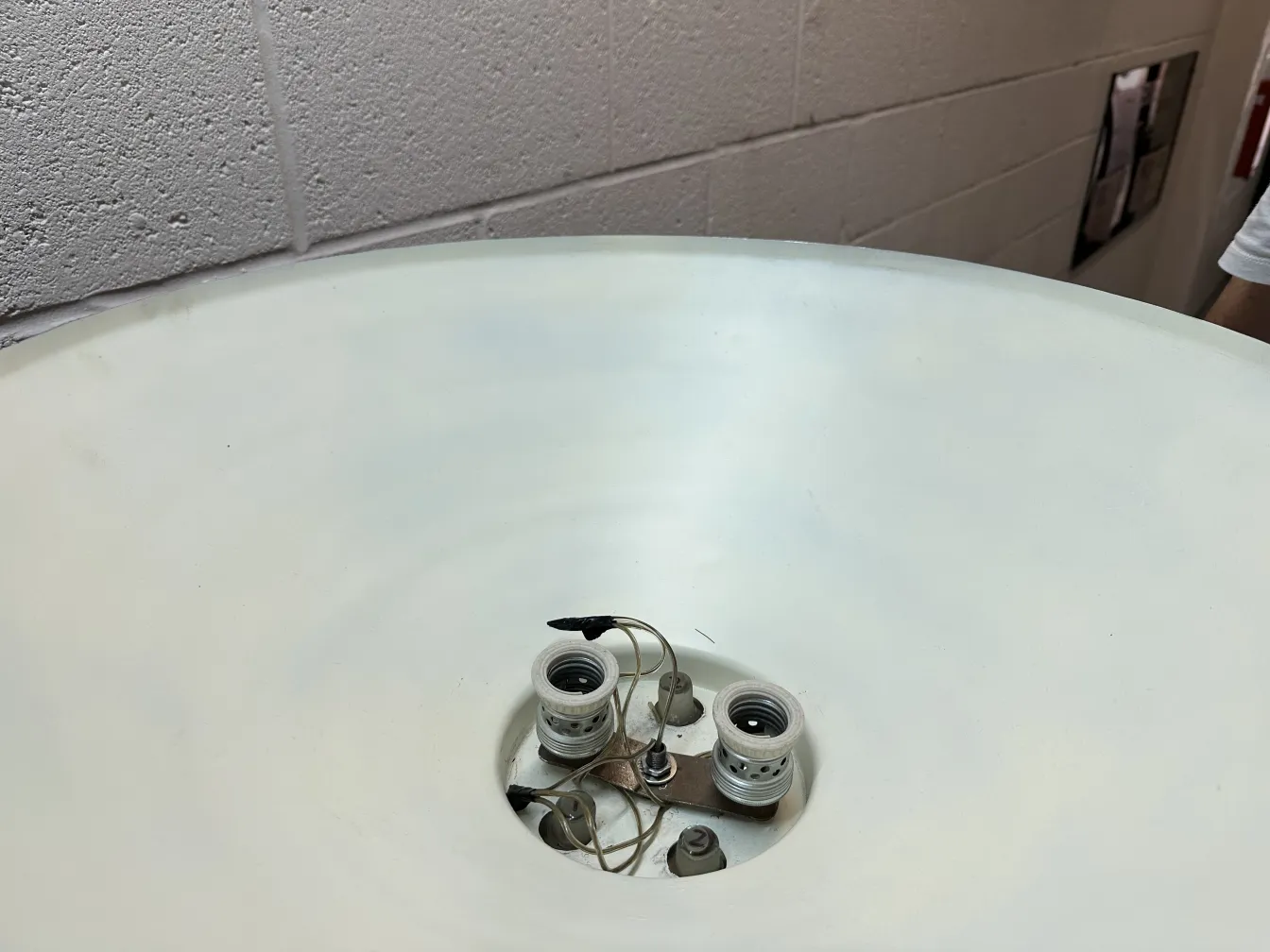 duas lampadas de piso antigas em um ambiente clássico com detalhes decorativos