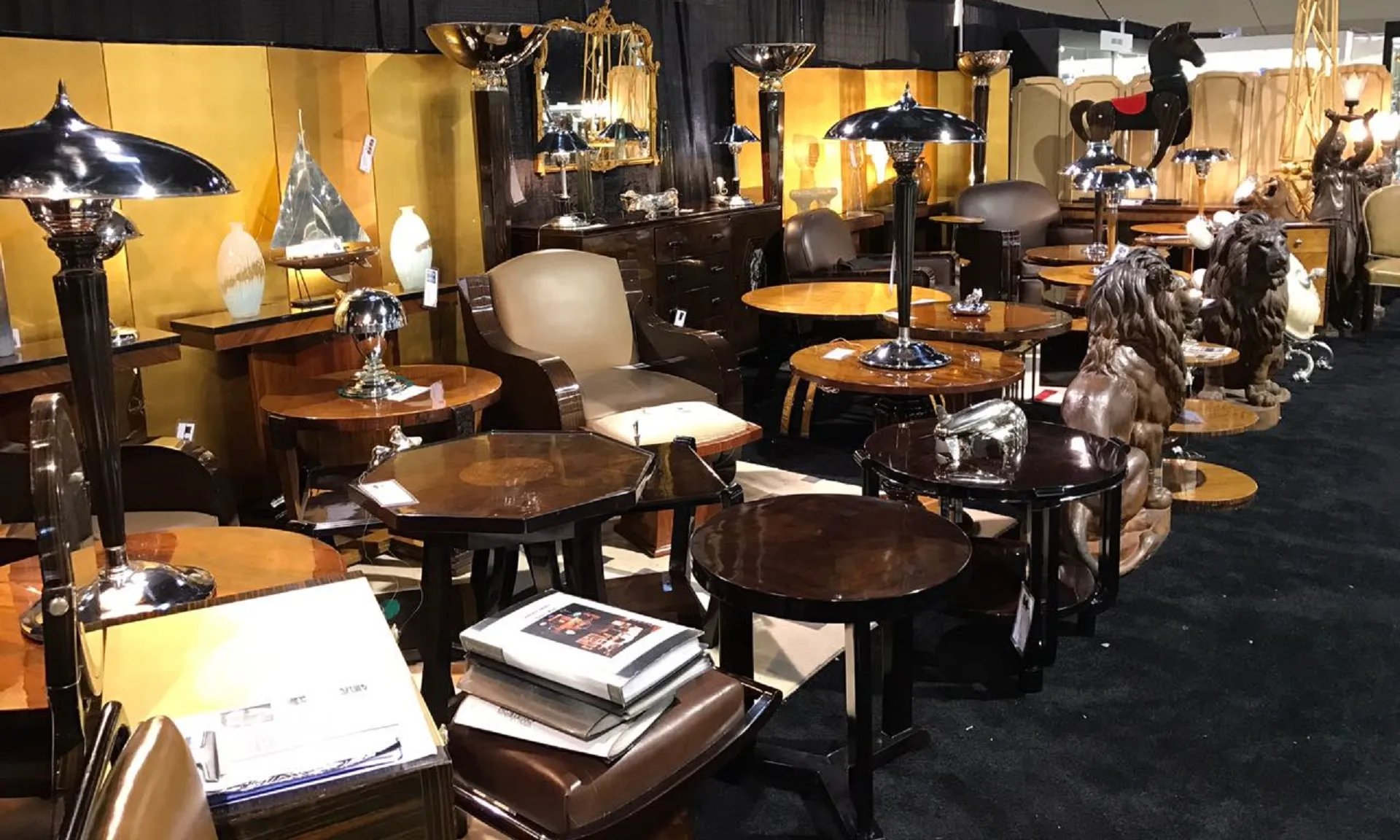 나무 테이블 위에 놓인 두 개의 고대 플로어 램프.