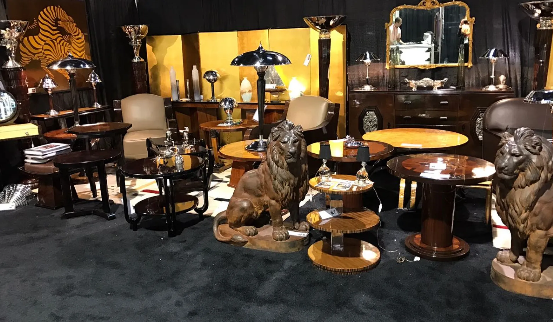 Dos lámparas de pie antiguas en un ambiente elegante, con mesas y decoración.