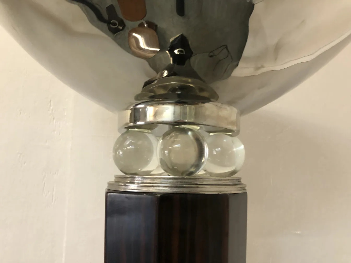 2 lâmpadas de piso antigas com base decorativa e cúpula brilhante