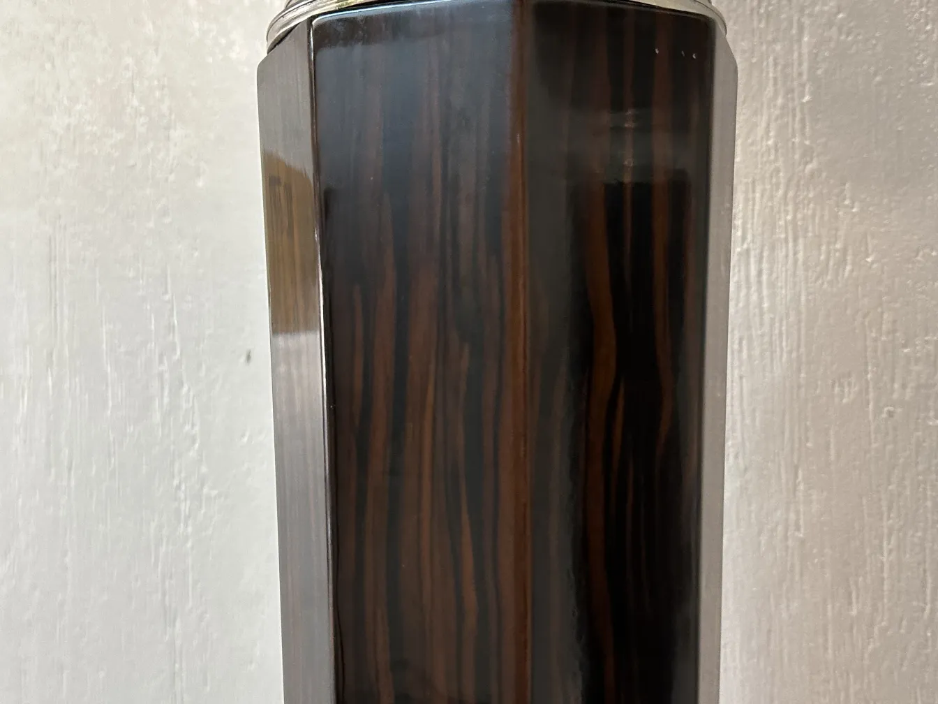 2 lampade da terra in un ambiente classico con finiture eleganti